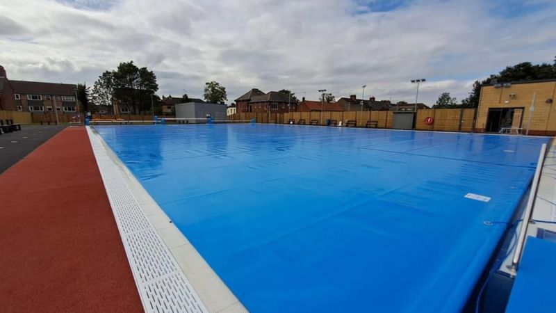 Albert Avenue Pools in Hull reopens after £10.5m revamp - BBC News