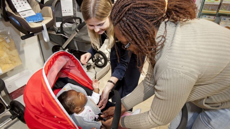 All Mothercare UK stores to close - BBC News