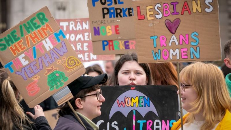 Hundreds join gender recognition reform rallies in Glasgow - BBC News