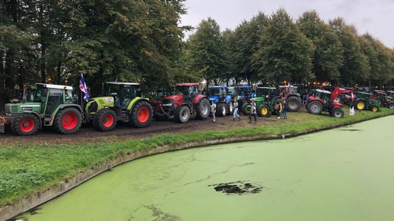 Dutch tractor protest sparks 'worst rush hour' - BBC News