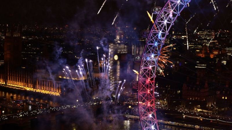 New Year celebrations: UK welcomes in 2019 - BBC News