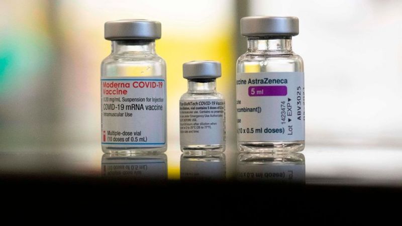 Três frascos com vacinas diferentes contra a covid-19 da Moderna, Pfizer-BioNTech e AstraZeneca