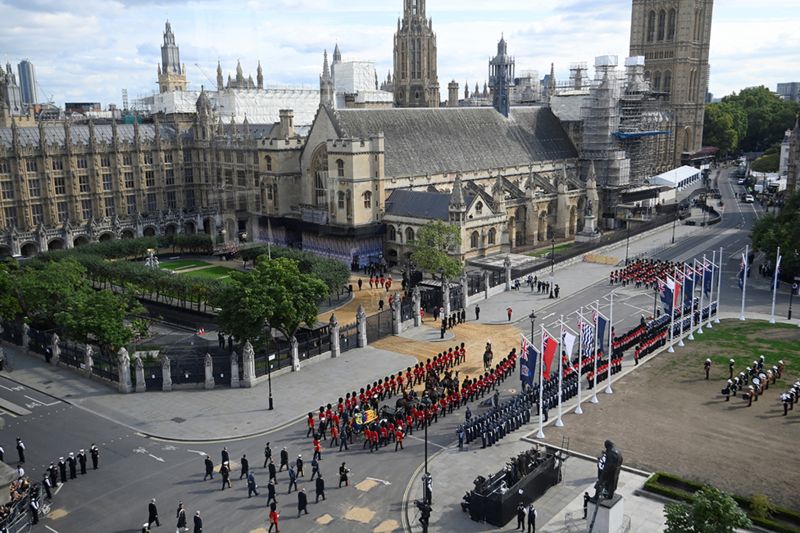 The Procession To Westminster Hall For The Queen's Lying-in-state - BBC ...