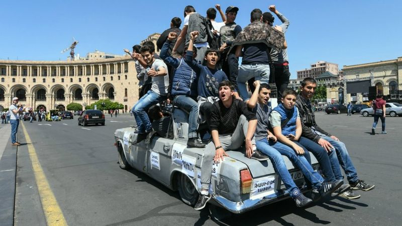 Jóvenes opositores obre un auto