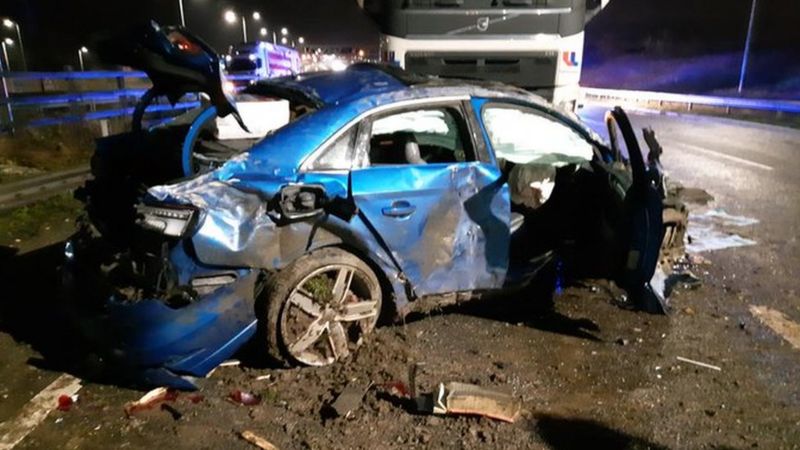 M1 Crash Hemel Hempstead Two On The Run As Car Overturns Bbc News 4390