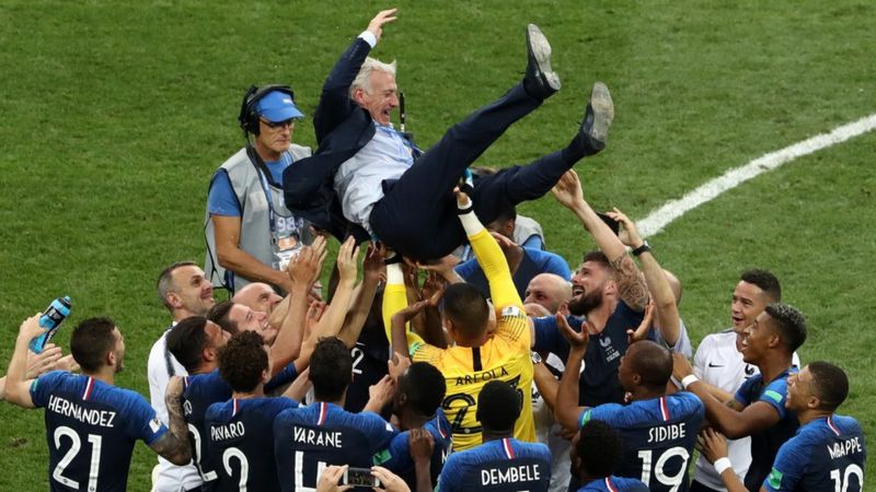 Pháp ăn mừng chức vô địch cùng HLV trưởng Didier Deschamps