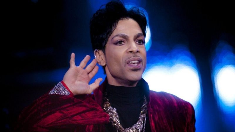 Prince: Fans pay tribute and recall legendary live shows - BBC News