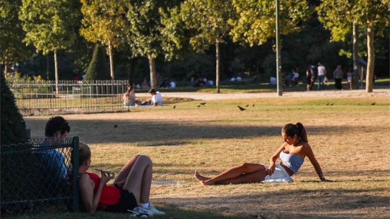 What Europe's cities are doing to handle heatwaves - BBC News