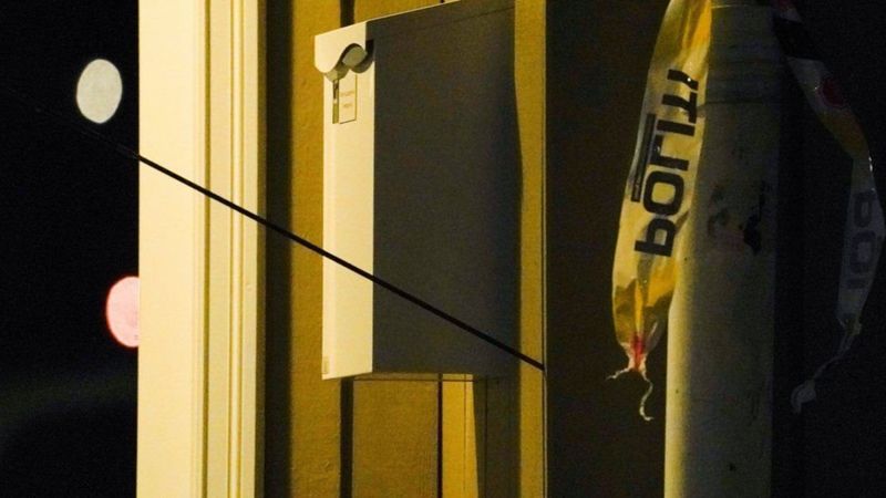 Полиция обнаружила стрелу, торчащую из стены