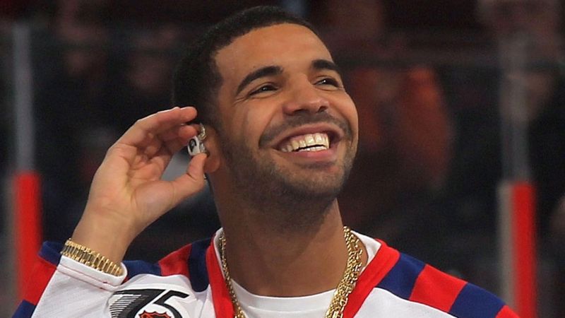 Kim Kardashian West robbed of millions by Paris gunmen - BBC News