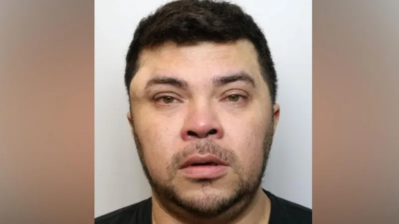 Un hombre que violó a una mujer y a una niña fue condenado a 18 años de prisión. Un hombre que violó a una mujer y a una niña fue condenado a 18 años de prisión.