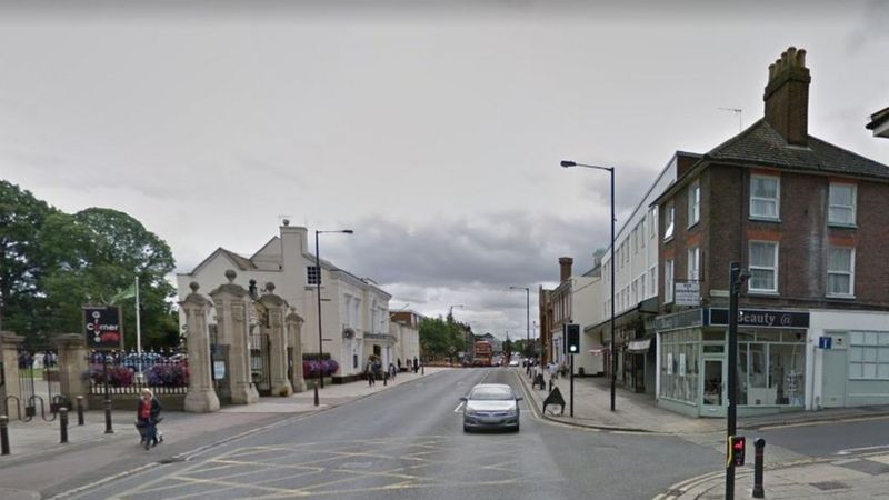 Dunstable stabbing leaves man in critical condition - BBC News