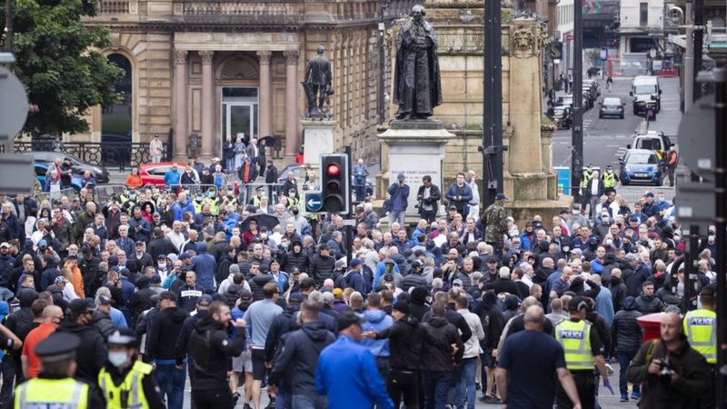 Clashes headed off by police at Glasgow statue protest - BBC News