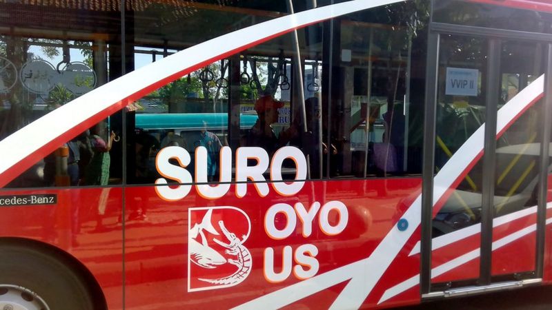  Bus  Suroboyo Membayar tiket transportasi memakai sampah 