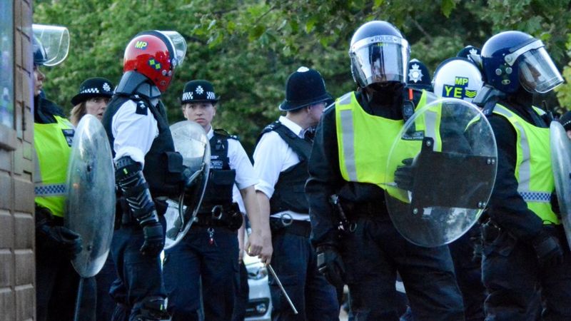 Hyde Park 'water Fight' Violence Sees Police Officer Stabbed - Bbc News