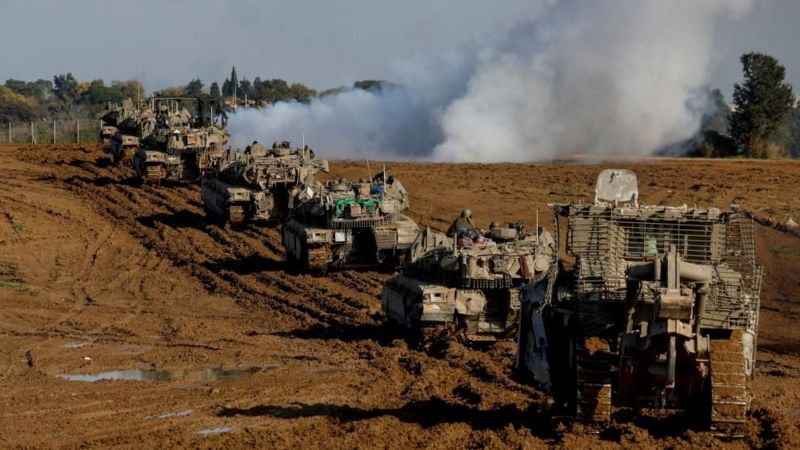Vehículos militares israelíes salen de la Franja de Gaza, visto desde el sur de Israel el 15 de enero de 2024, crédito: Reuters