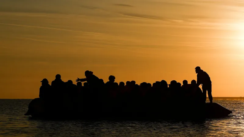 Un récord de 128 personas cruzan el Canal de la Mancha en una pequeña embarcación. Un récord de 128 personas cruzan el Canal de la Mancha en una pequeña embarcación.