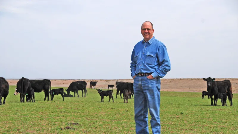 Mike Callicrate, un éleveur de bétail qui a construit une exploitation de vente directe au consommateur, dans sa ferme de St Francis, Kansas