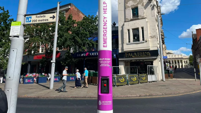 Punto de ayuda para la seguridad de las mujeres instalado en el centro de la ciudad. Punto de ayuda para la seguridad de las mujeres instalado en el centro de la ciudad.