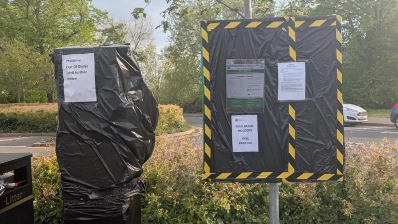 Conductores reciben un reembolso de 50.000 libras esterlinas tras un error en las tarifas de estacionamiento.