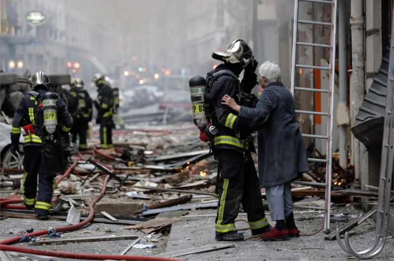 In Pictures: Firefighters Rush To Paris Bakery Blaze - BBC News