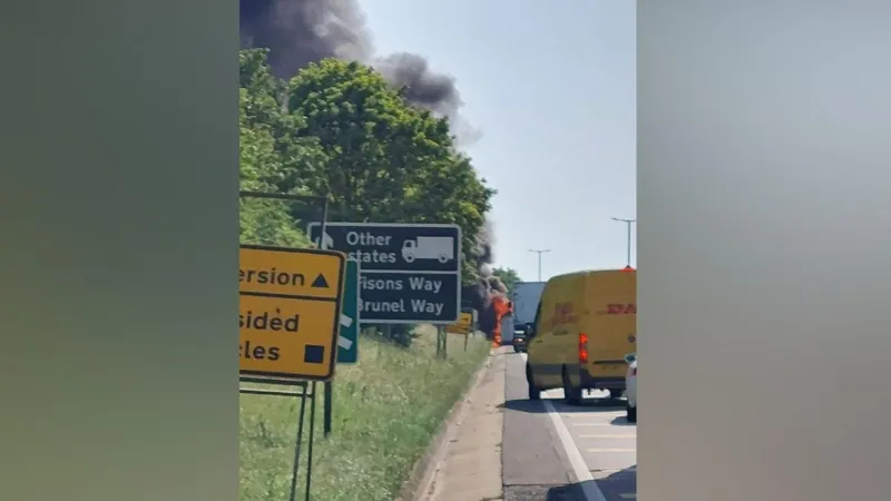 Incendio de un vehículo en la A11 provoca retrasos en los desplazamientos.