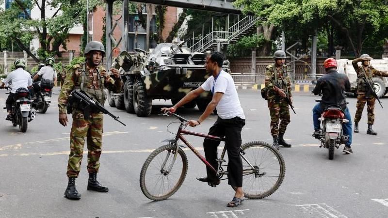 police and people on the streets of Dhaka on Sunday 21 July