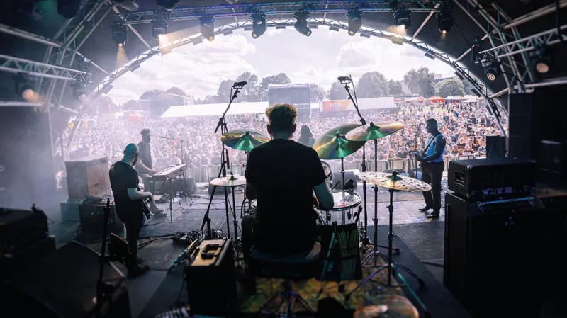 Cómo los festivales de música más pequeños mantienen el espectáculo en marcha.