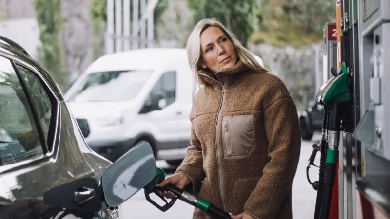 ¿Empezarán a bajar los precios de la gasolina y el diésel en el Reino Unido?