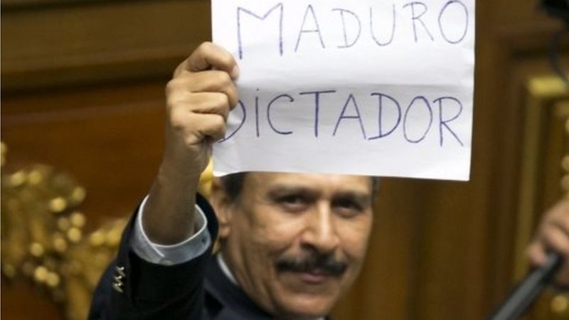 Những nhà làm luật phe đối lập nói rằng tổng thống đã làm sói mòn thể chế dân chủ của Venezuela