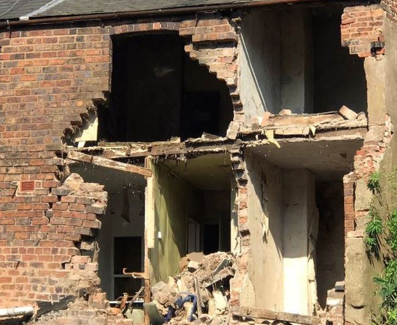 Old Horsefair post office collapses in Kidderminster - BBC News