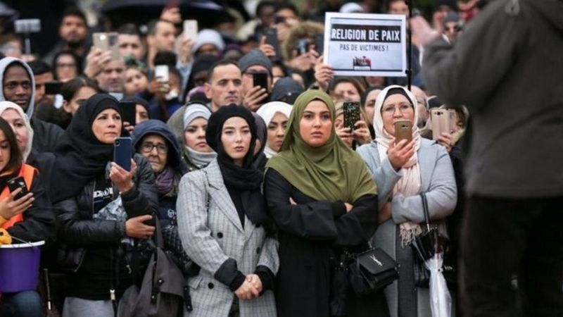 Kelompok Muslim berdemonstrasi menentang Islamofobia di Prancis.