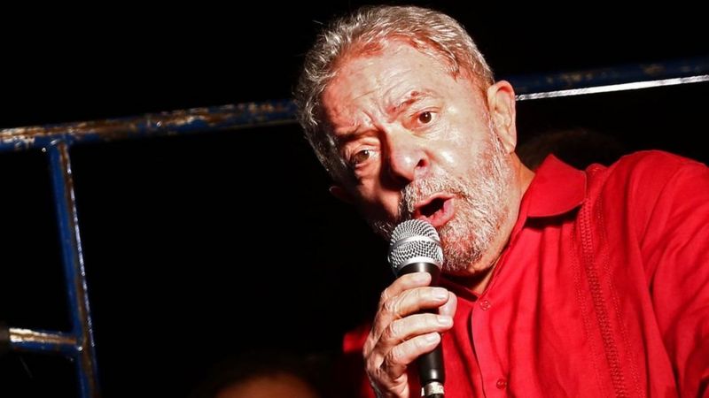 Condenado em segunda instância por corrupção e lavagem de dinheiro, o ex-presidente cumpre pena em Curitiba