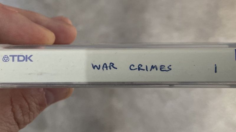 https://ichef.bbci.co.uk/news/800/cpsprodpb/2A29/production/_117739701_oneofjohn'stapes-1.jpg