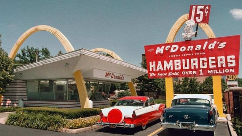 Una sucursal de McDonald's en los aÃ±os 50