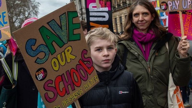 Teachers' Strikes: NEU Urges Teachers To Reject New Pay Deal - BBC News