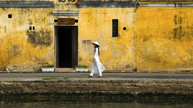 Ở Hội An ở miền Trung Việt Nam, những ngôi nhà thuộc địa Pháp to lớn xen lẫn với các đền Nhật Bản và nhà gỗ của thương nhân Trung Quốc. Nhưng sự hòa trộn của kiến trúc và văn hoá không phải là yếu tố duy nhất ở đây; điều ấn tượng nhất khi vào khu phố cổ của thành phố là nhiều nhà được đầm nình trong một màu vàng độc đáo.