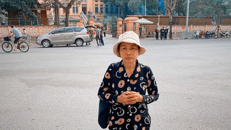 Bà Nguyễn Thị Loan, mẹ Hồ Duy Hải, không được vào dự phiên Giám đốc thẩm hôm 6/5. Bà đã đi đòi công lý cho con 12 năm qua