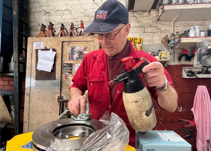 Mo Kitchen Grimsby's 'oldest mechanic' retires after 63 years BBC News