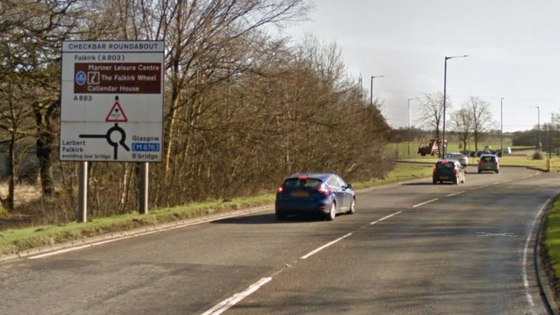Man dies in Falkirk roundabout crash - BBC News