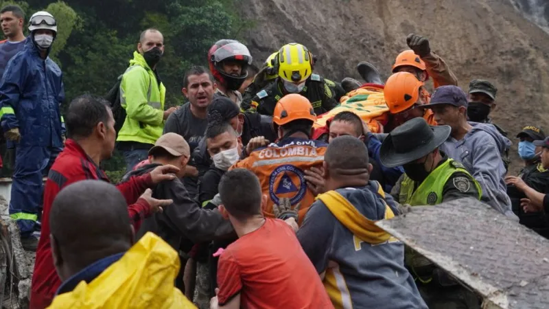 Pereira: at least 14 dead and 35 injured in a landslide that buried several houses in the coffee zone of Colombia
