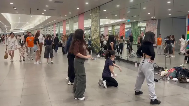 A los bailarines les encantaba practicar en esta pasarela de Singapur. Luego llegaron las quejas.