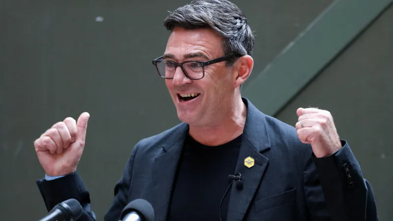 Burnham disfruta en el escenario público, pero tiene poco tiempo para pulir sus ideas. Burnham disfruta en el escenario público, pero tiene poco tiempo para pulir sus ideas.