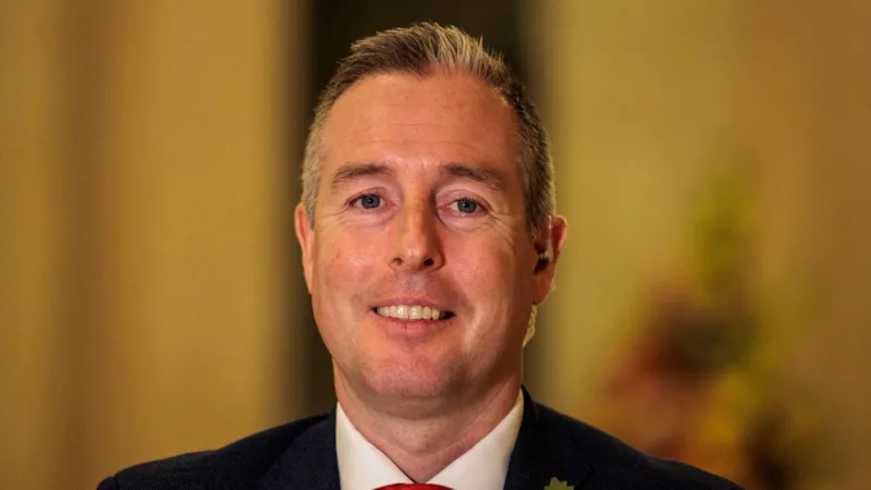 El ministro de Educación dice que gastará dinero extra en el salario de los maestros