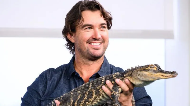 Famous croc wrangler urged friends to 'torch' evidence, trial hears