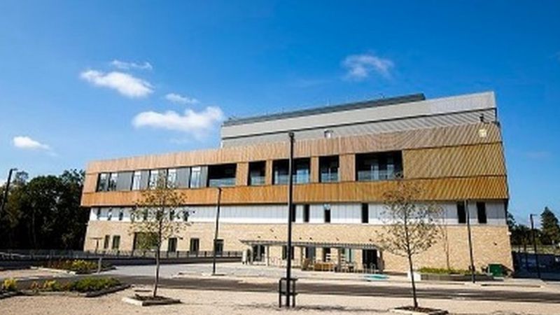 Ascot's Heatherwood Hospital opens its doors to patients - BBC News