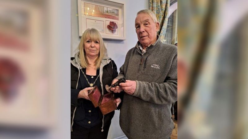 Marlborough town seal returned after more than 50 years - BBC News