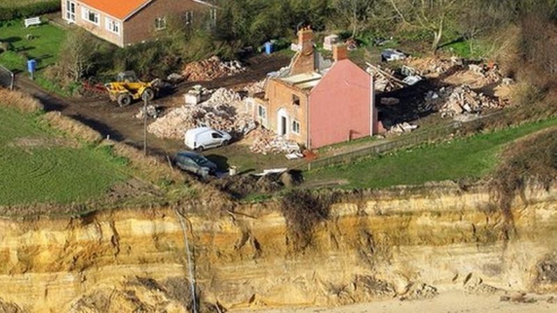 Happisburgh: The Norfolk village crumbling into the sea - BBC News