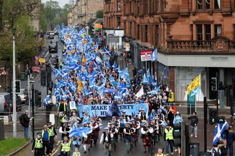 Thousands join march for Scottish independence - BBC News