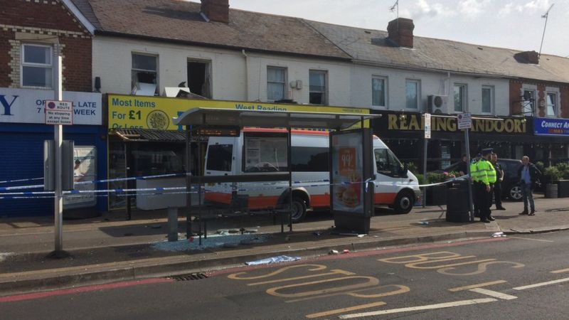 Oxford Road Reading: Arrests made in armed police swoop - BBC News